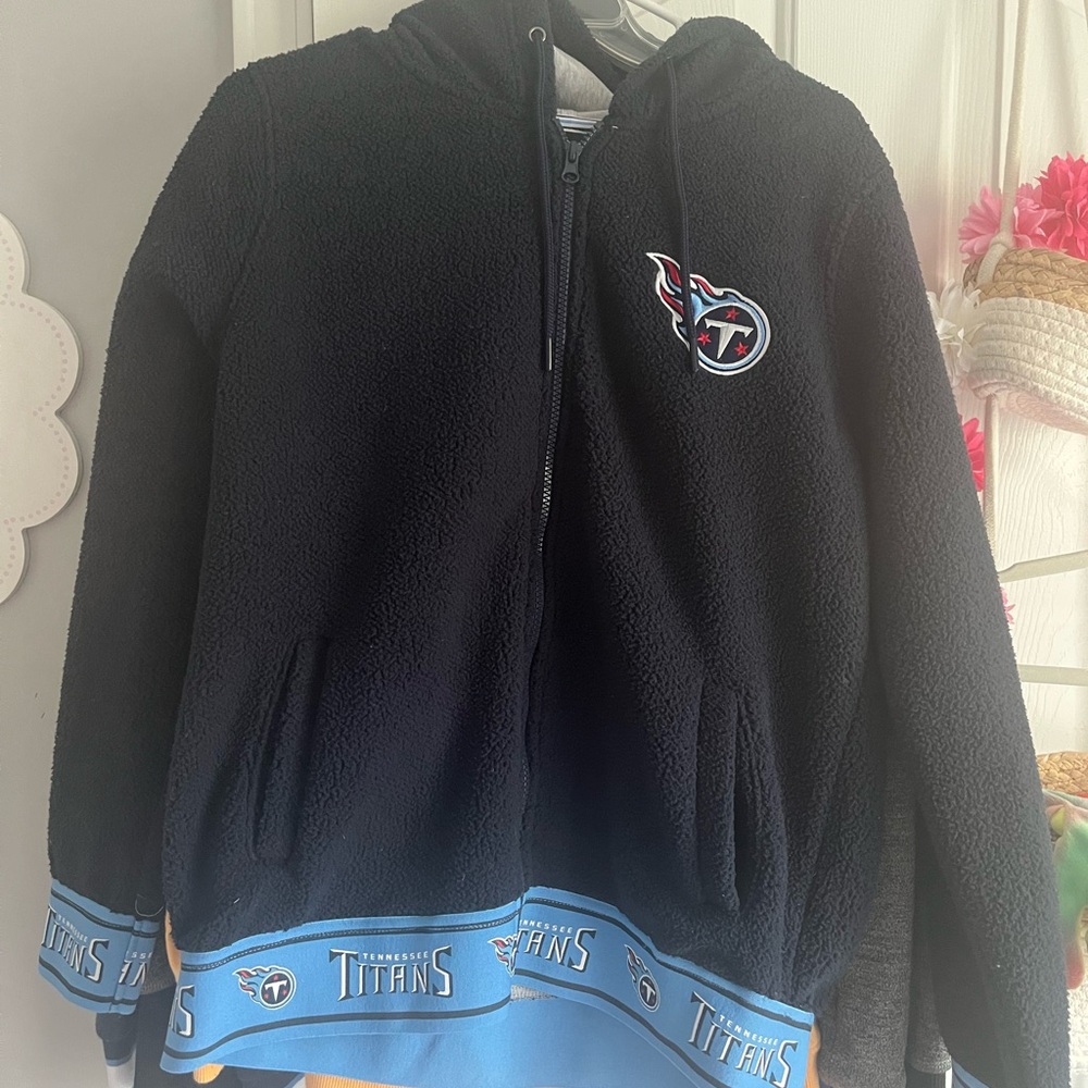 Women’s, Tennessee Titans full zip hoodie. 
Size Medium.